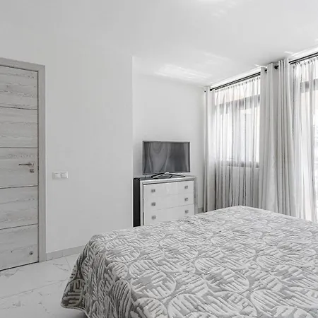 Apartment Amazing 3 Bedroom On The First Line Of The Americas Beach, Air Conditioner And Terrace Ocean View *