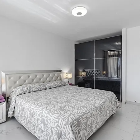 Amazing 3 Bedroom On The First Line Of The Americas Beach, Air Conditioner And Terrace Ocean View Apartment