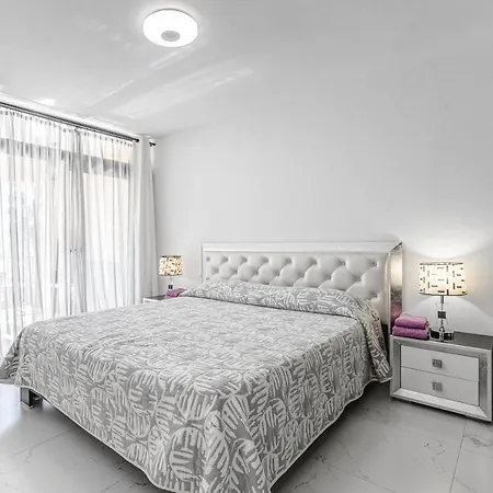 Amazing 3 Bedroom On The First Line Of The Americas Beach, Air Conditioner And Terrace Ocean View Apartment Playa de las Américas