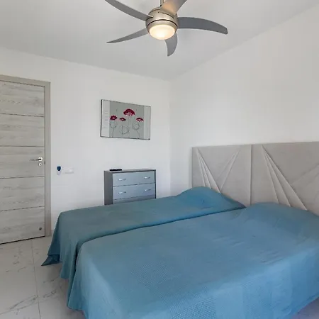 Amazing 3 Bedroom On The First Line Of The Americas Beach, Air Conditioner And Terrace Ocean View Appartamento *