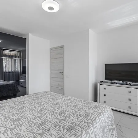 Διαμέρισμα Amazing 3 Bedroom On The First Line Of The Americas Beach, Air Conditioner And Terrace Ocean View