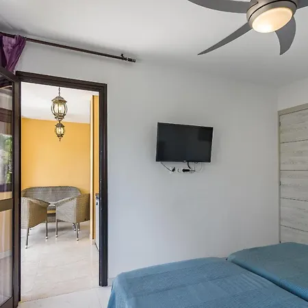 Διαμέρισμα Amazing 3 Bedroom On The First Line Of The Americas Beach, Air Conditioner And Terrace Ocean View *