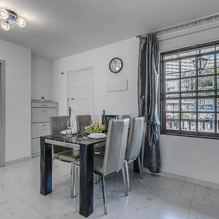 Апартаменты Amazing 3 Bedroom On The First Line Of The Americas Beach, Air Conditioner And Terrace Ocean View *
