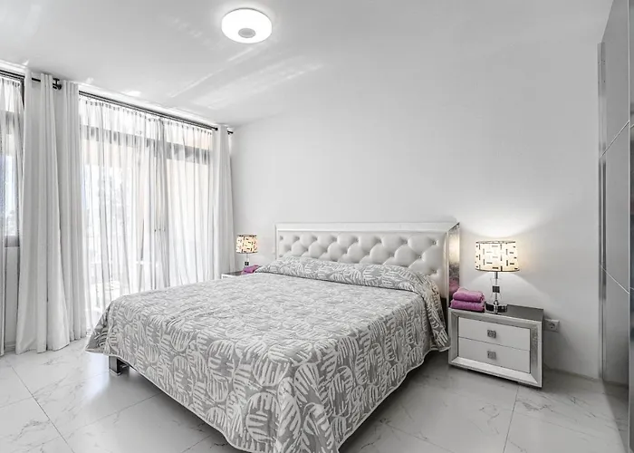Amazing 3 Bedroom On The First Line Of The Americas Beach, Air Conditioner And Terrace Ocean View Apartmán Playa de las Americas (Tenerife)